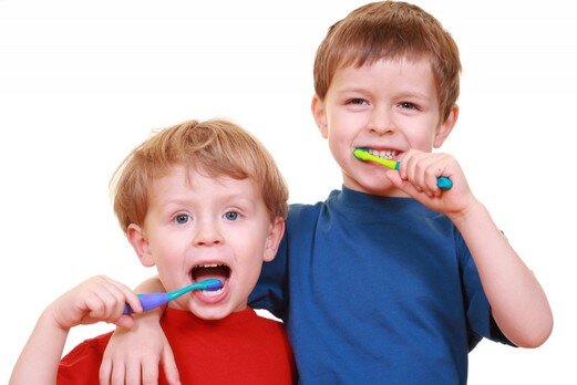 due bambini che si lavano i denti